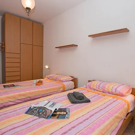 Dante Apartment *